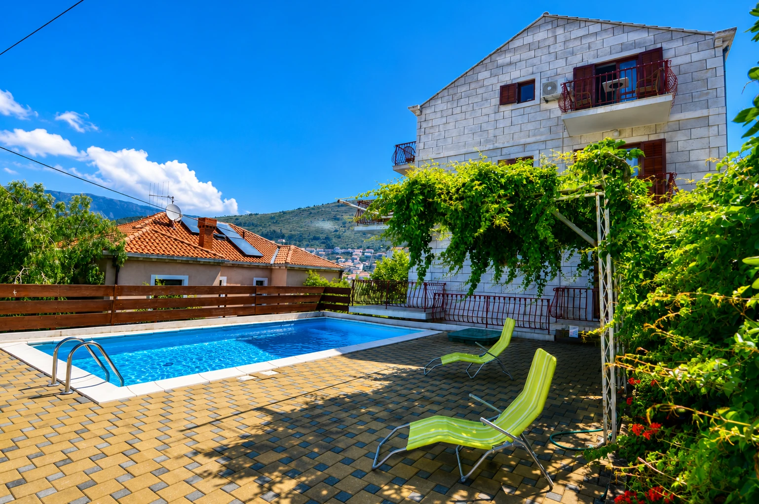 Kuća cca 460 m2 s bazenom i pogledom na more | 9 jedinica za iznajmljvanje | Atraktivna pozicija | Dubrovnik, Lapad